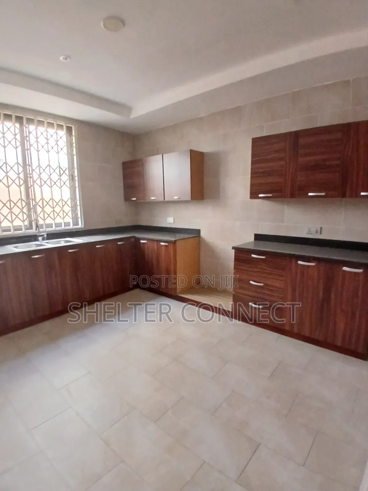 5bdrm Duplex in Oyarifa for sale