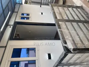 Executive Single Self Contained