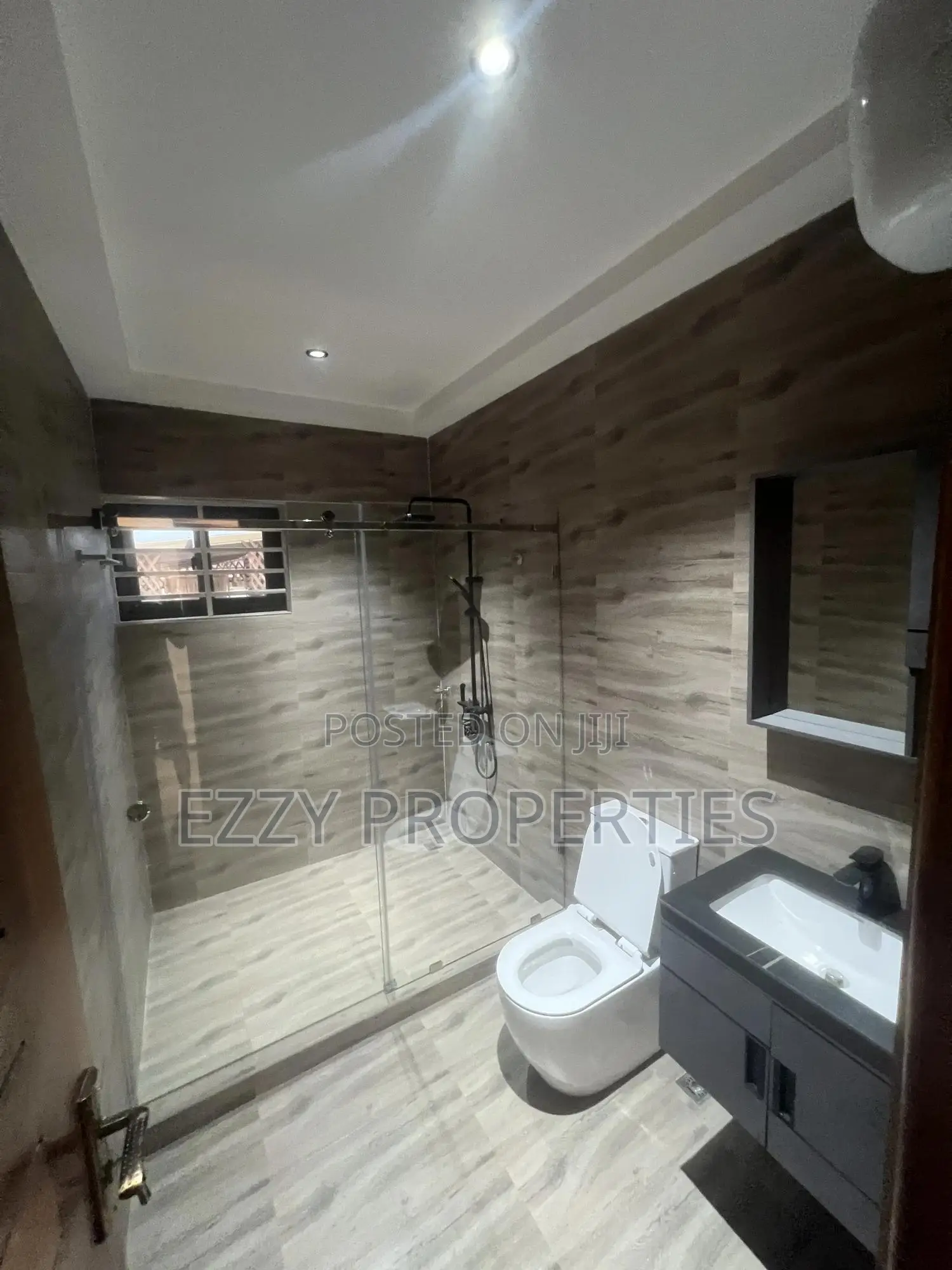 4bdrm Duplex in Lakeside Community 8, Ashaley Botwe for sale