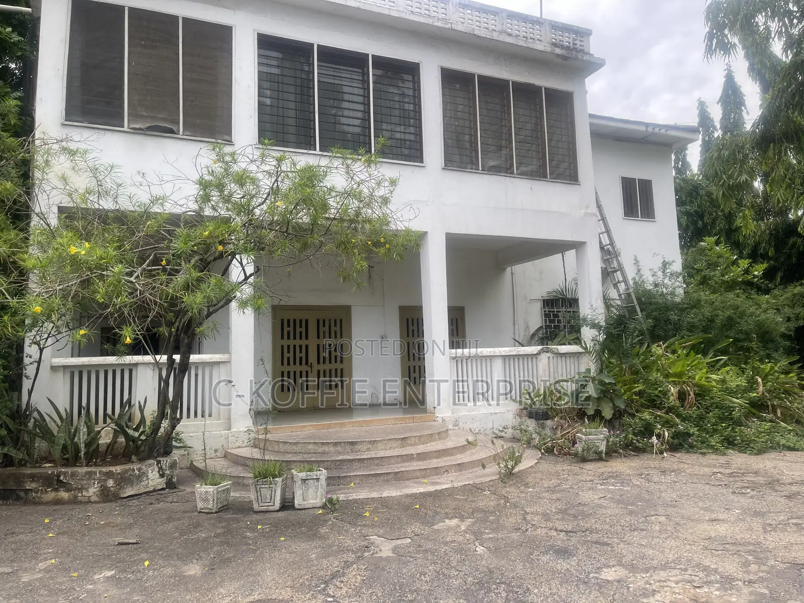 2 and Half Plots + 5bedrooms HRS at Osu Main Road for Sale