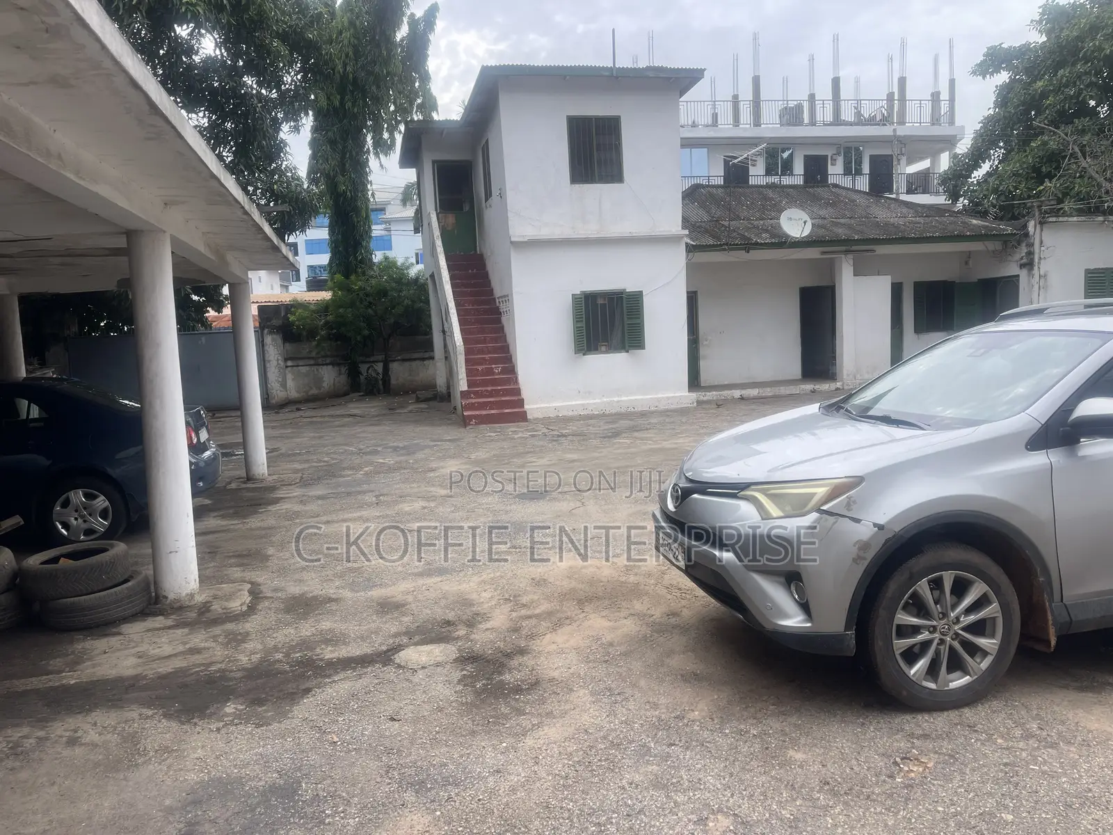 2 and Half Plots + 5bedrooms HRS at Osu Main Road for Sale