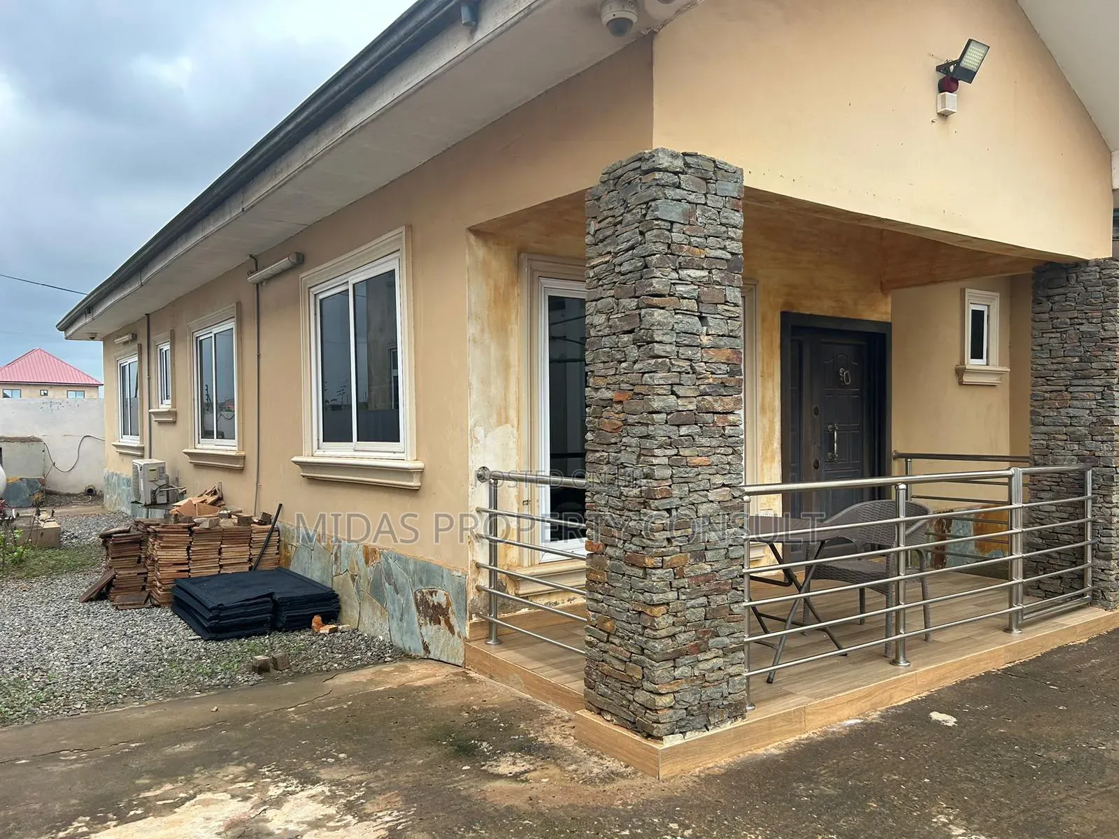 5bdrm House in Community 25, Tema Metropolitan for sale