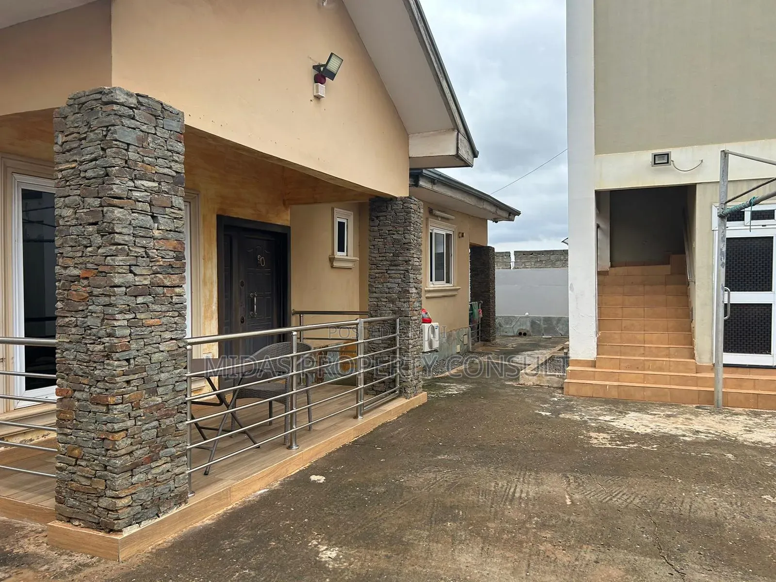 5bdrm House in Community 25, Tema Metropolitan for sale