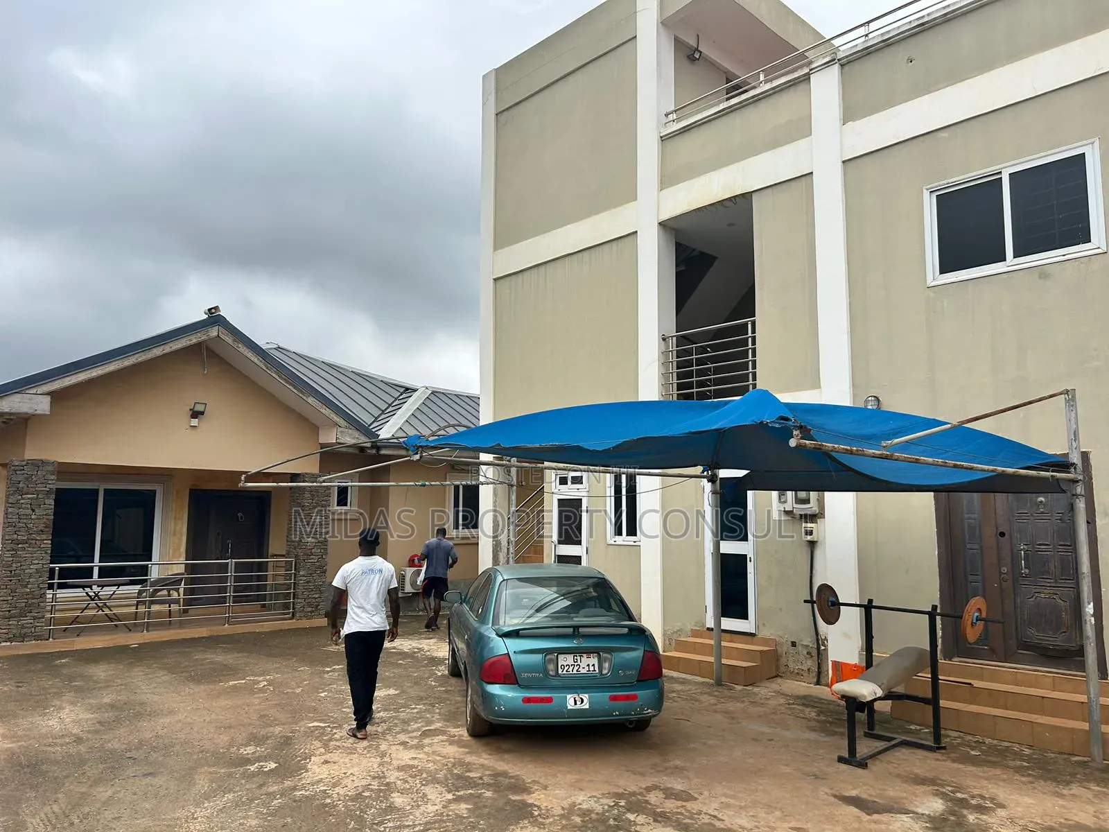 5bdrm House in Community 25, Tema Metropolitan for sale