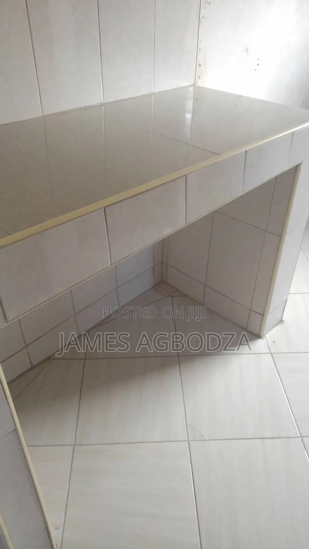 Good Tiles Worker