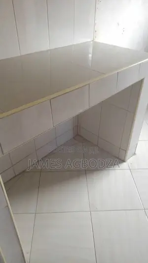 Good Tiles Worker