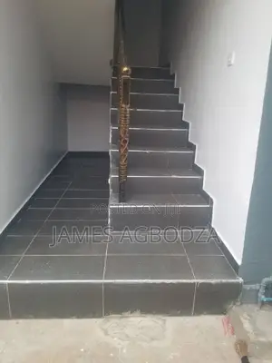 Good Tiles Worker