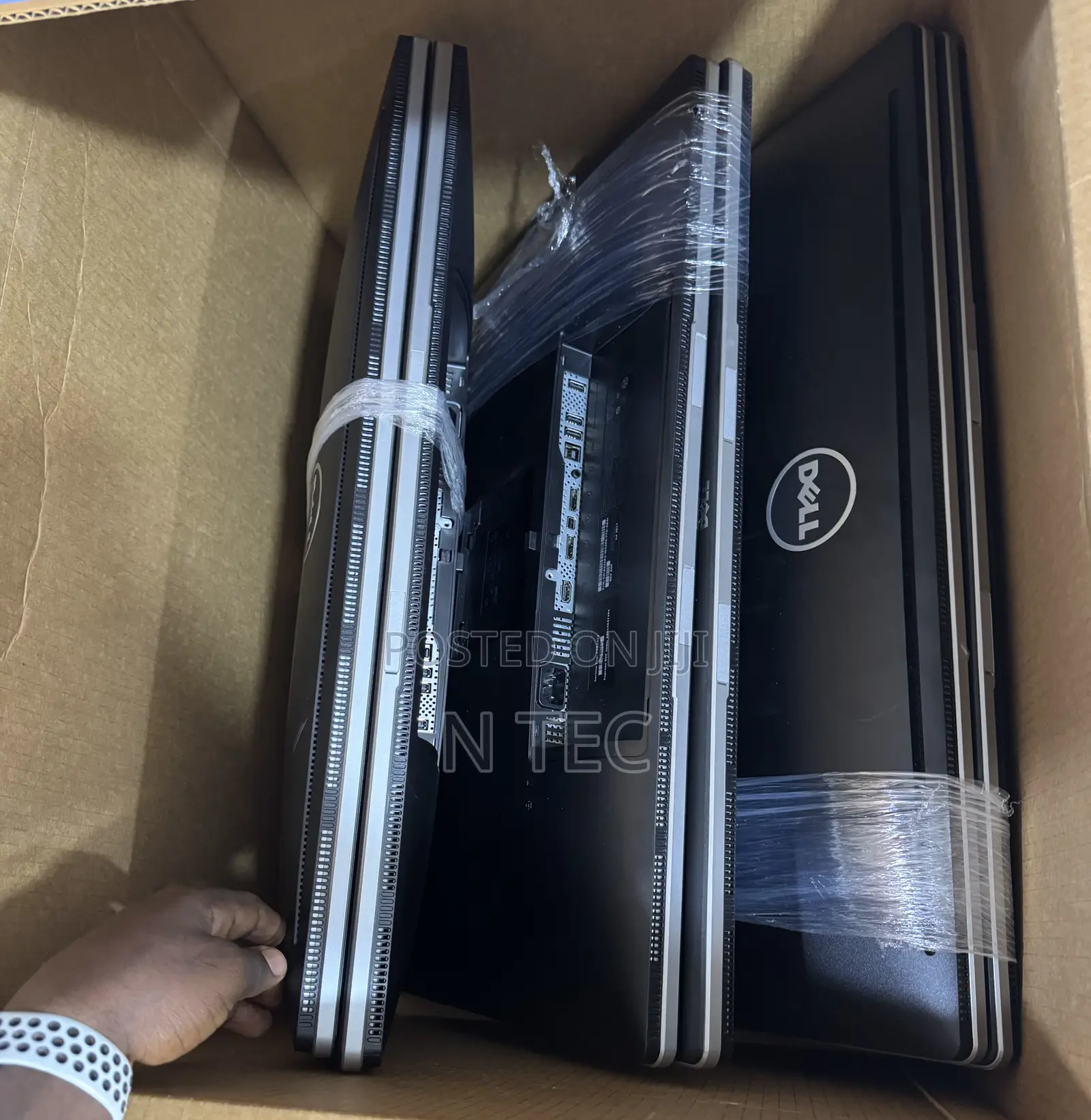 27 Inches Dell Monitor Uhd (3840 X 2160)