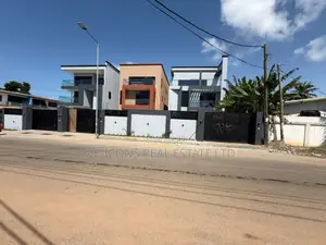 5bdrm Duplex in De-Icons Real Estate, Accra Metropolitan for sale