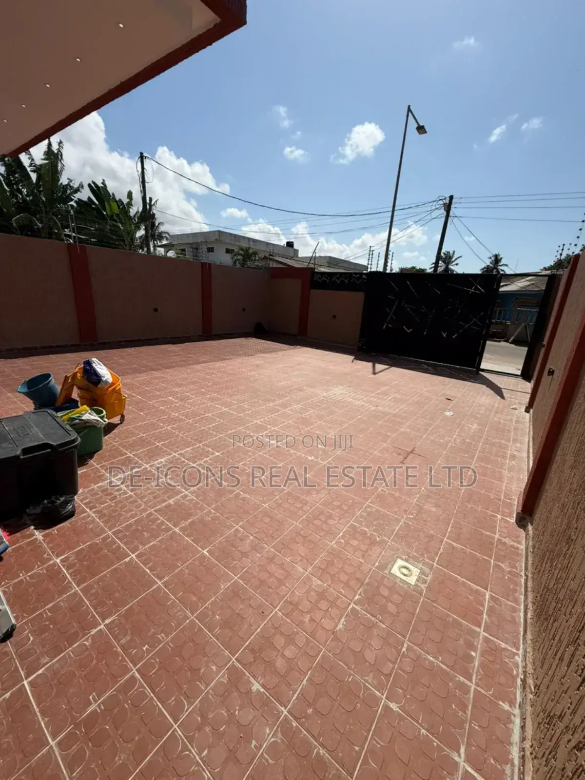 5bdrm Duplex in De-Icons Real Estate, Accra Metropolitan for sale