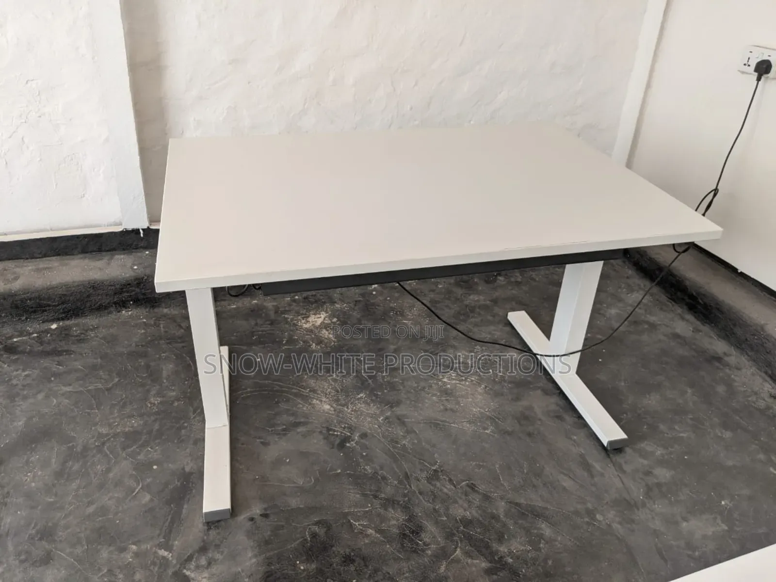 Adjustable Electronic Table