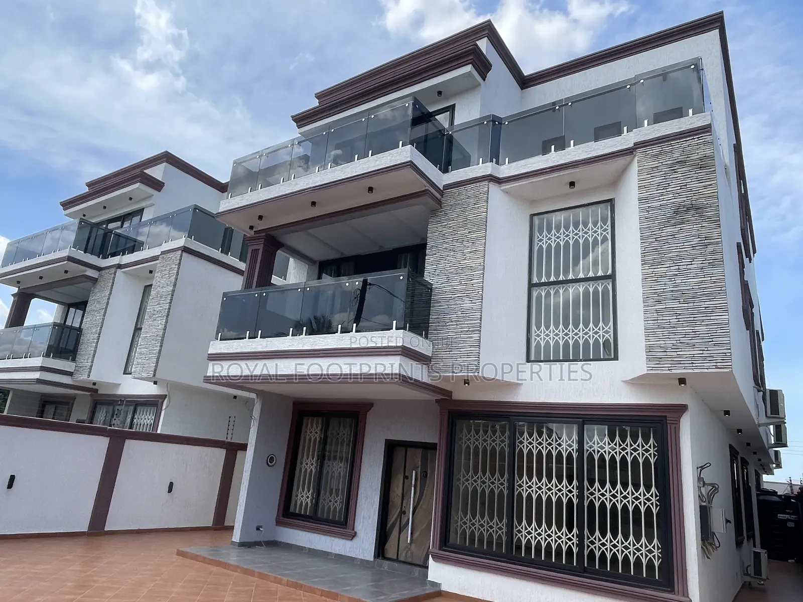 5bdrm House in Luxelooks Properties, East Legon for sale