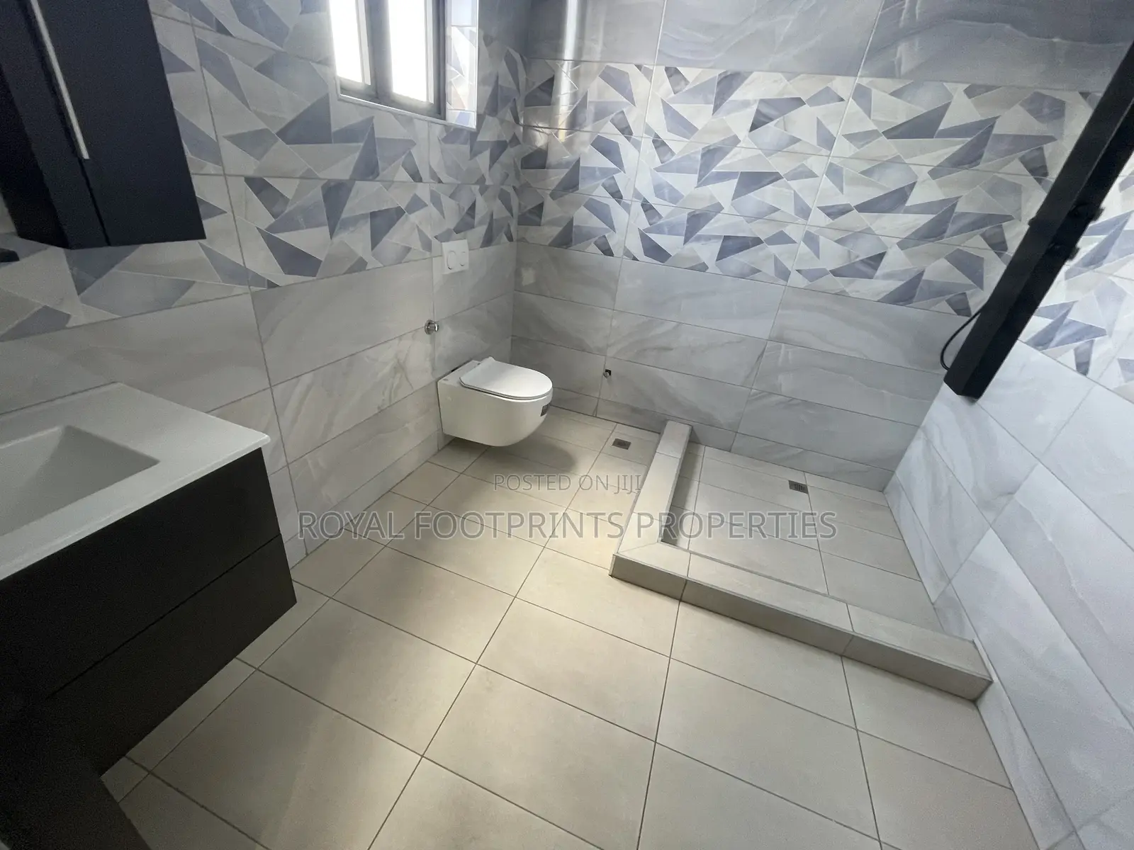 5bdrm House in Luxelooks Properties, East Legon for sale