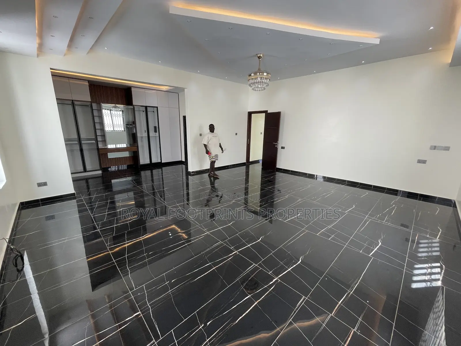 5bdrm House in Luxelooks Properties, East Legon for sale