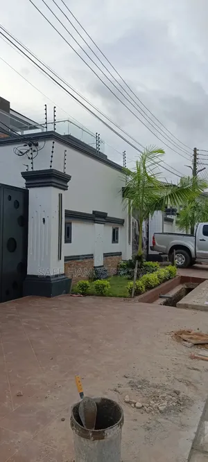 6bdrm House in Lakeside Estate, Accra Metropolitan for sale