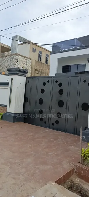 6bdrm House in Lakeside Estate, Accra Metropolitan for sale