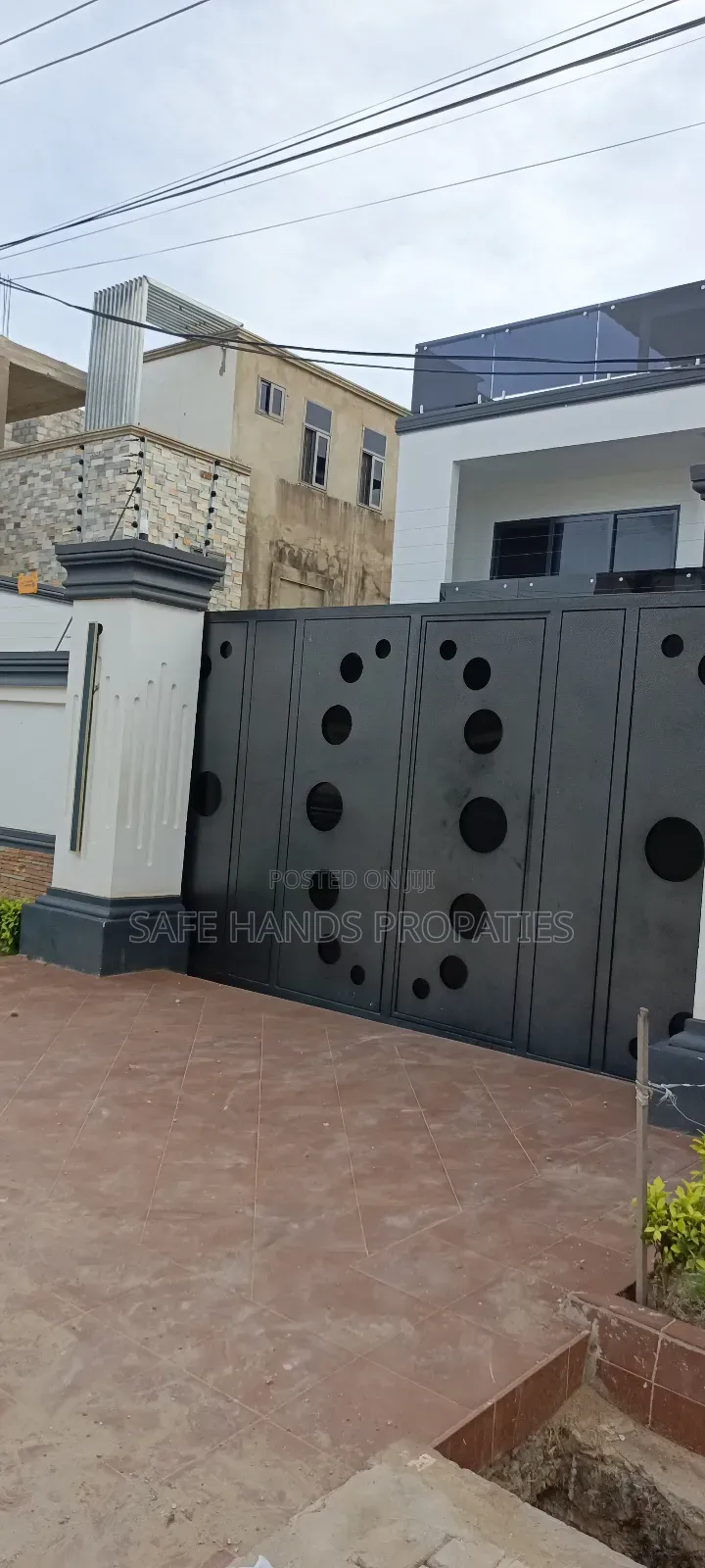 6bdrm House in Lakeside Estate, Accra Metropolitan for sale