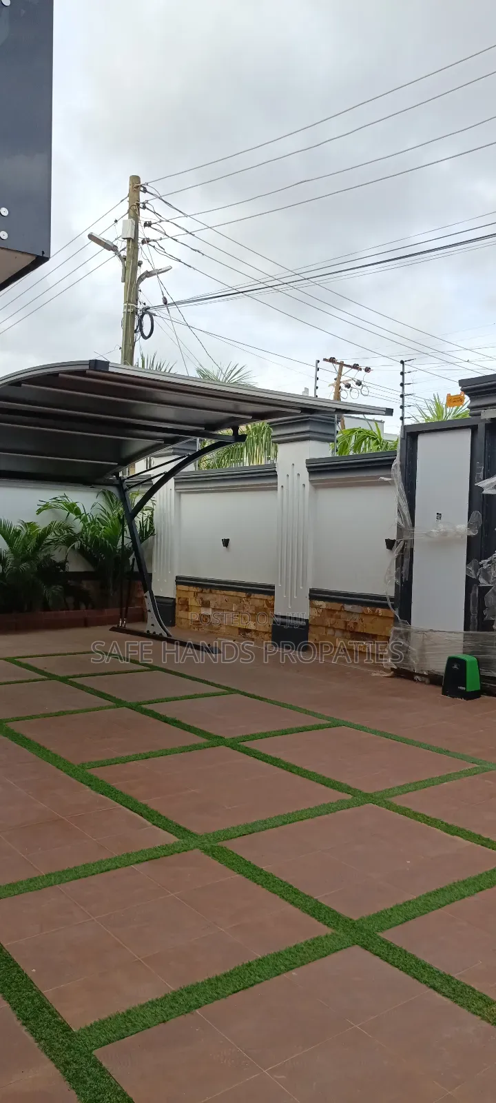 6bdrm House in Lakeside Estate, Accra Metropolitan for sale