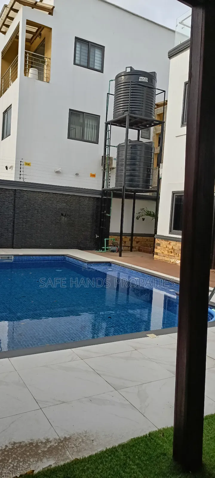 6bdrm House in Lakeside Estate, Accra Metropolitan for sale