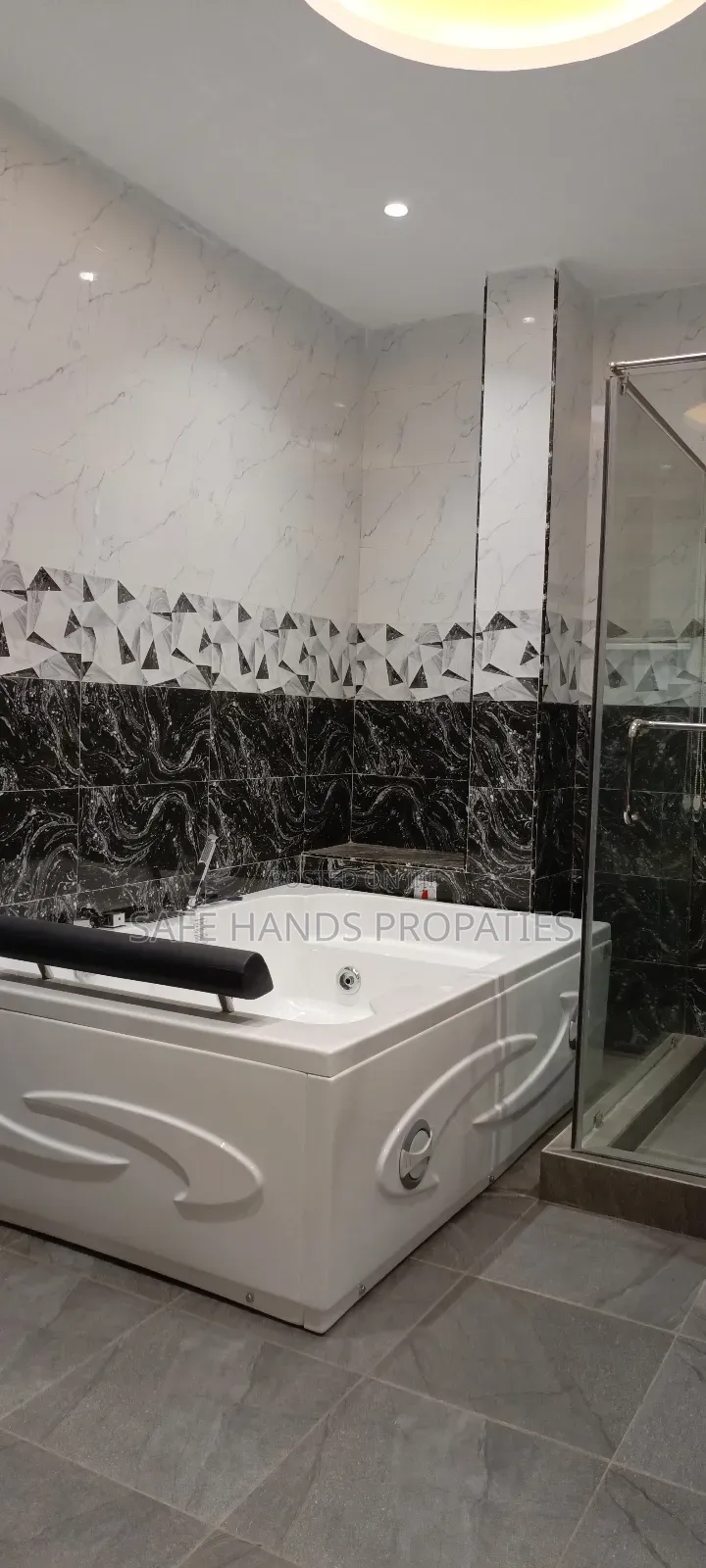 6bdrm House in Lakeside Estate, Accra Metropolitan for sale