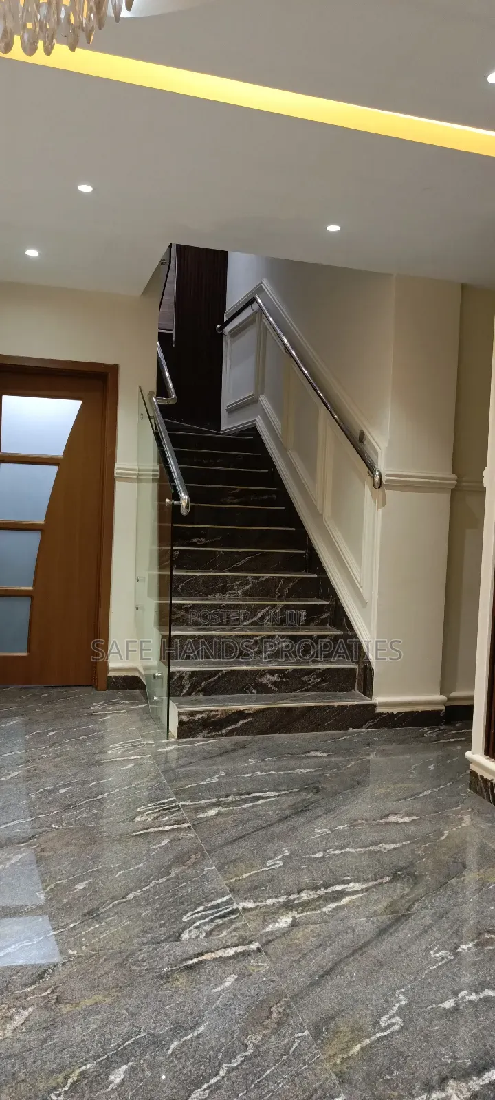 6bdrm House in Lakeside Estate, Accra Metropolitan for sale