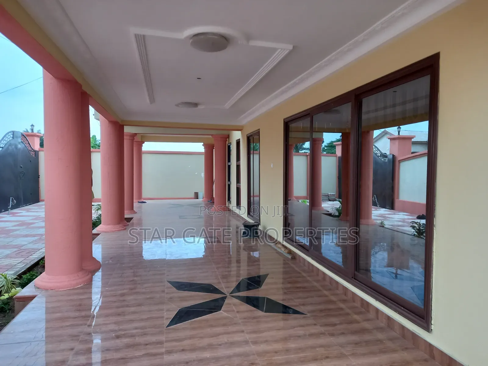 7bdrm House in Anwomaso, Kumasi Metropolitan for sale