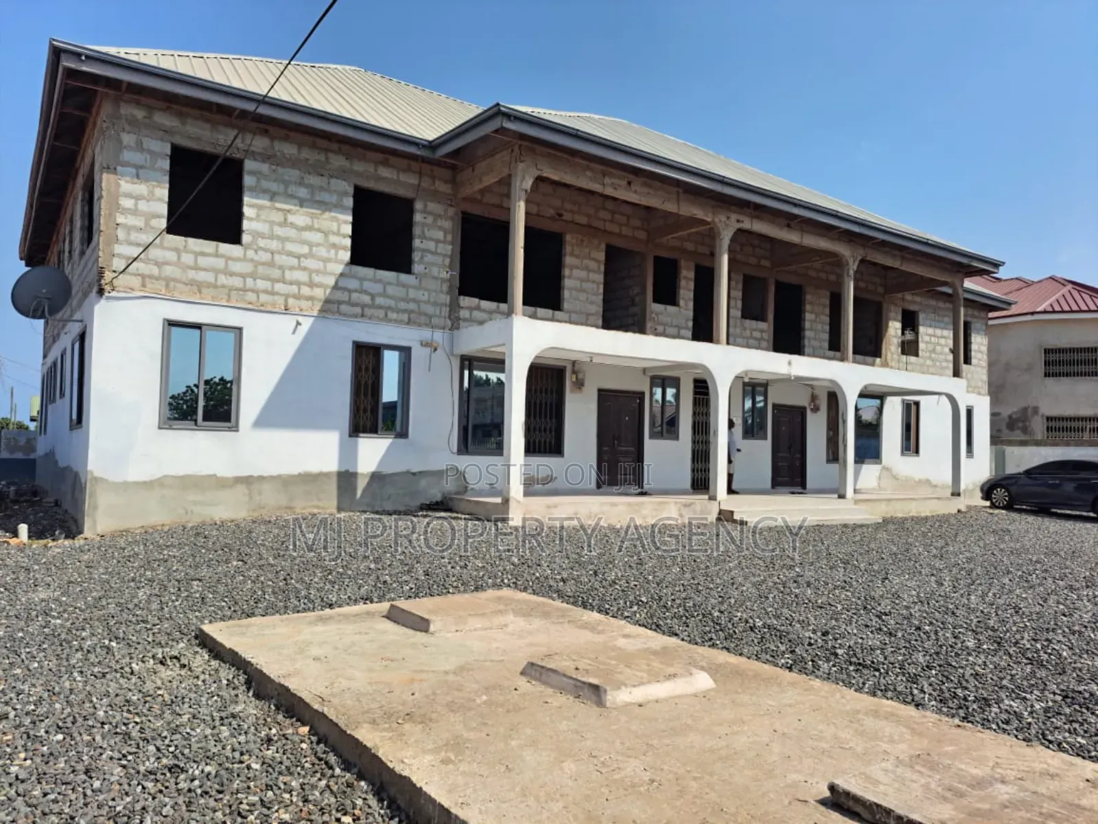 8bdrm Apartment in Dawhenya, Tema Metropolitan for sale