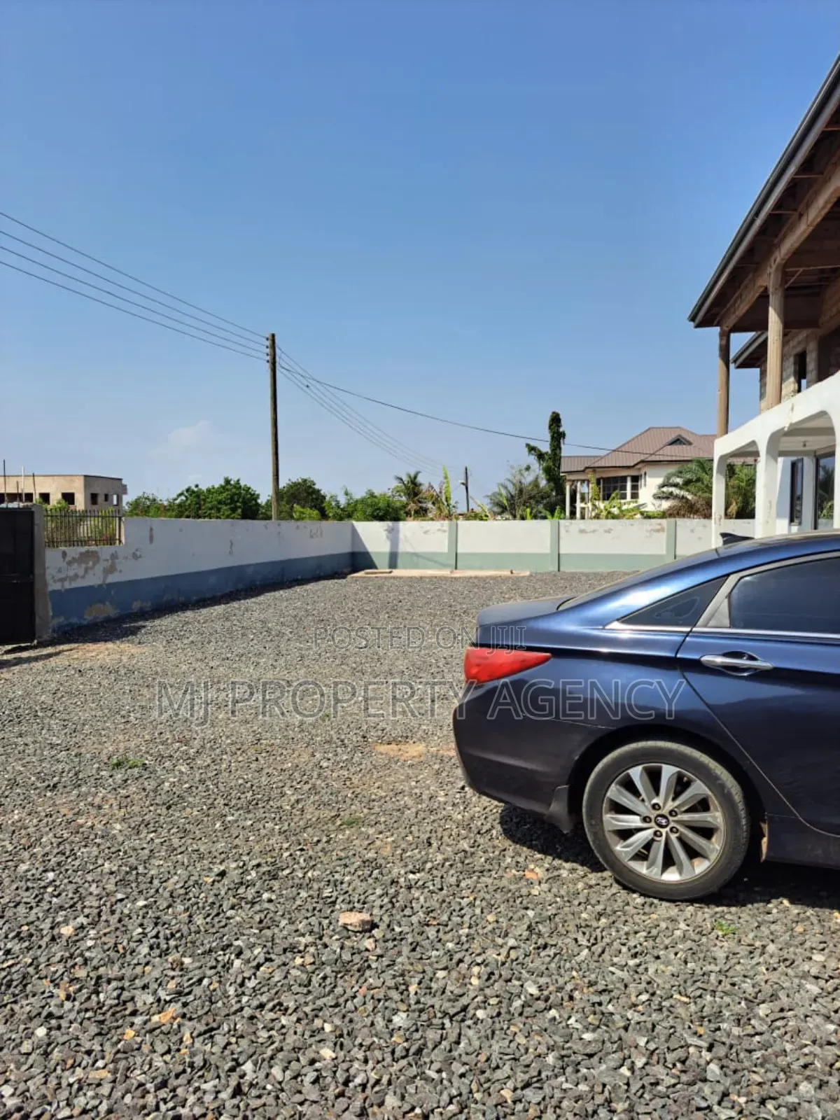 8bdrm Apartment in Dawhenya, Tema Metropolitan for sale