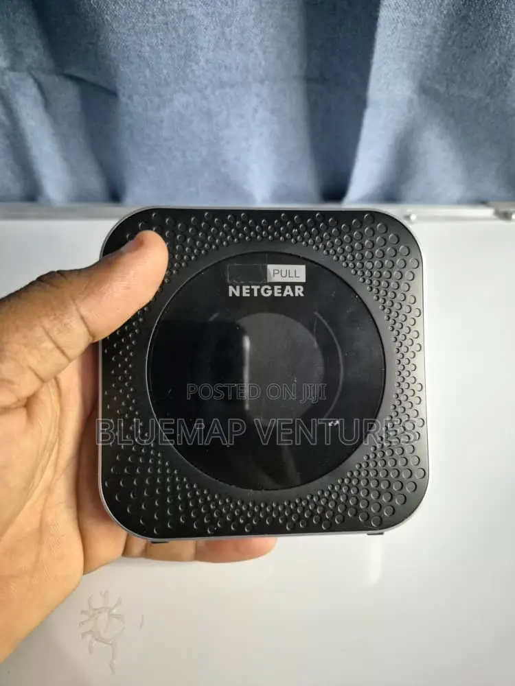Netgear M1 Universal Mobile Router With Rechargeable Battery