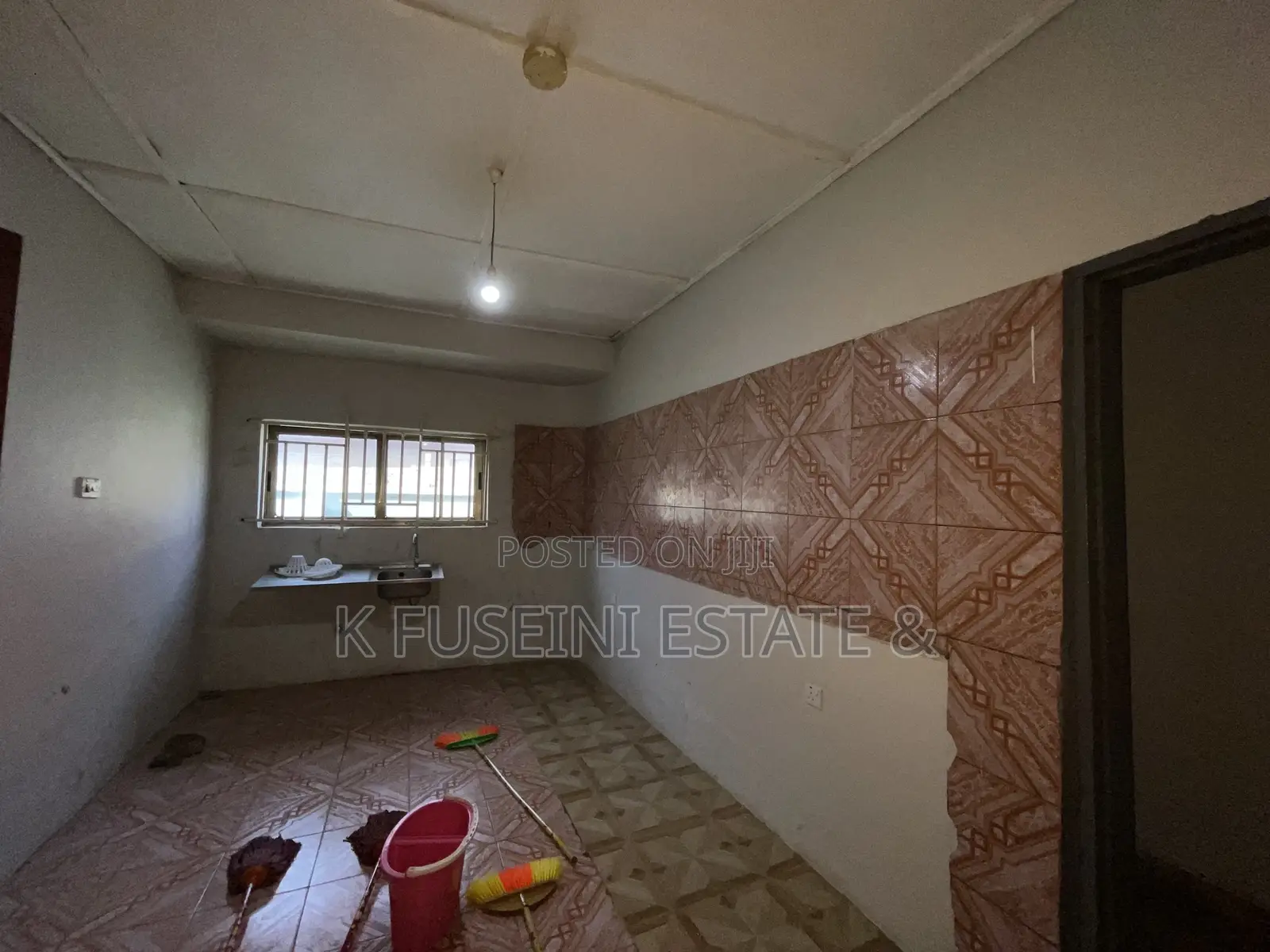 8bdrm House in K Fuseini Estate, Kumasi Metropolitan for sale
