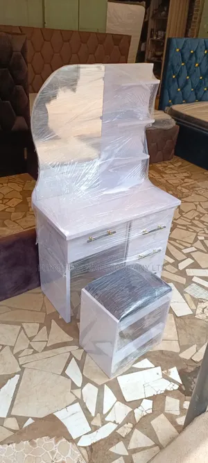 Lovely Dressing Mirror. Free Delivery📮 🥰😊💯