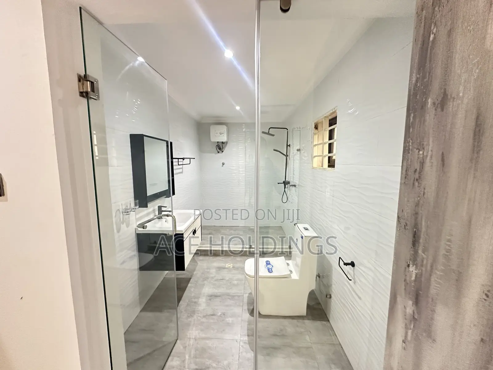 3bdrm Townhouse / Terrace in School Junction, Ashaley Botwe for rent