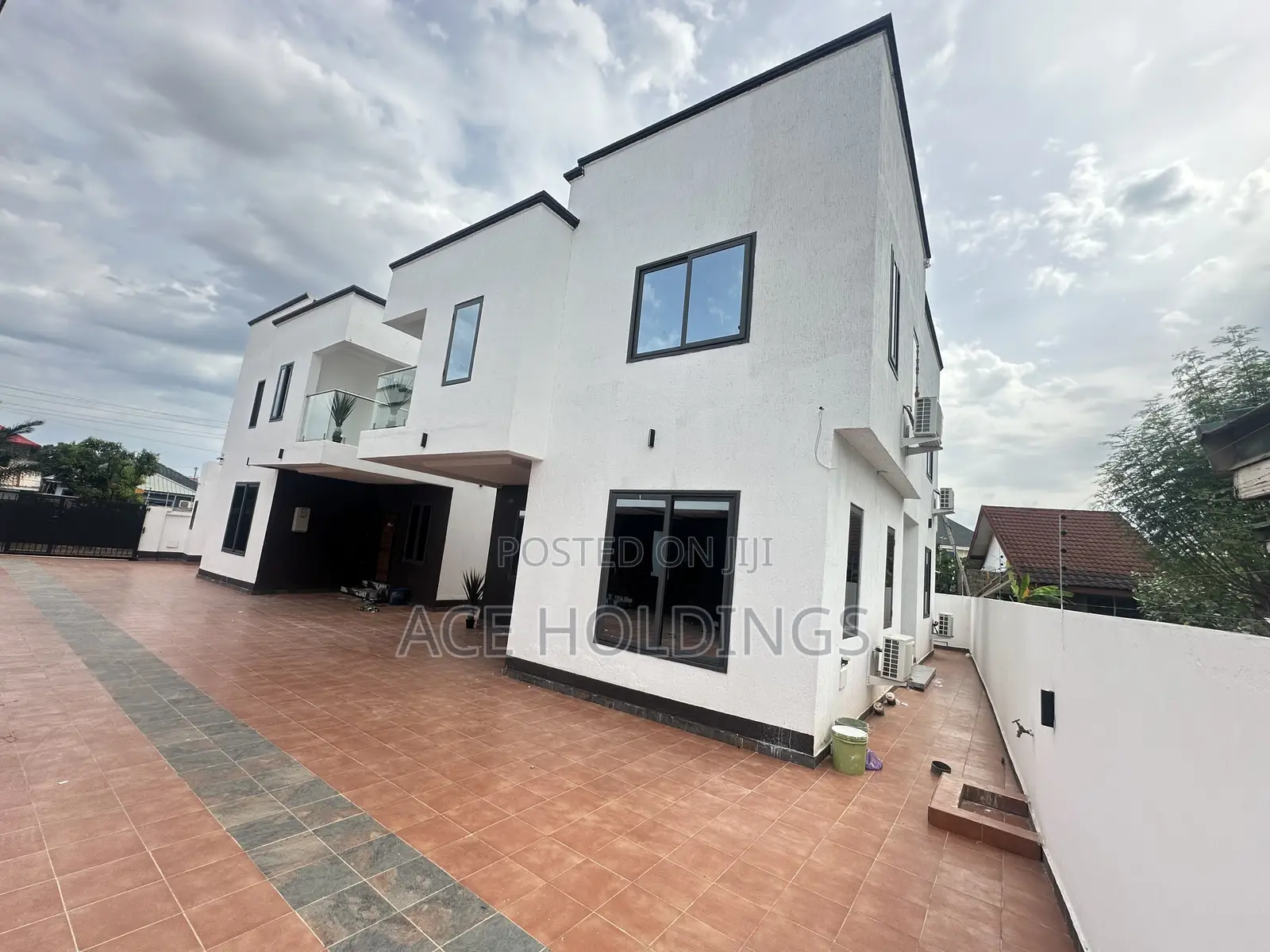 3bdrm Townhouse / Terrace in School Junction, Ashaley Botwe for rent