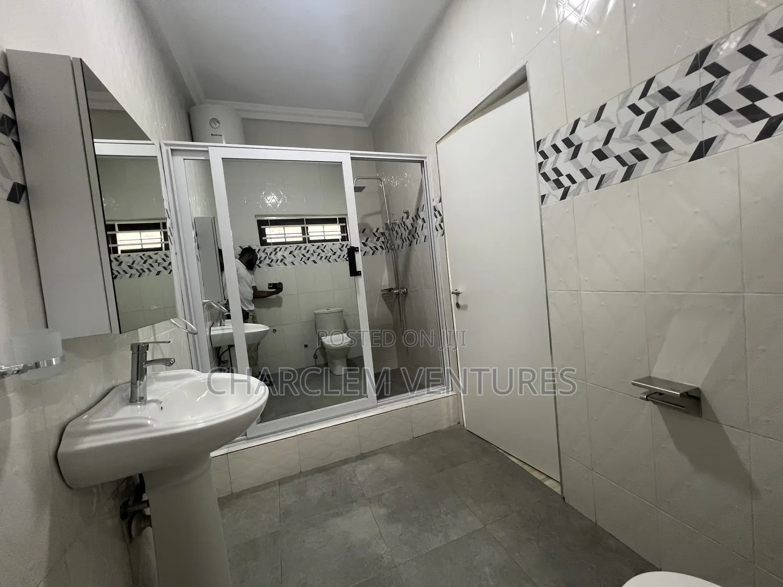 5bdrm House in Charclem Ventures, Adjiriganor for rent