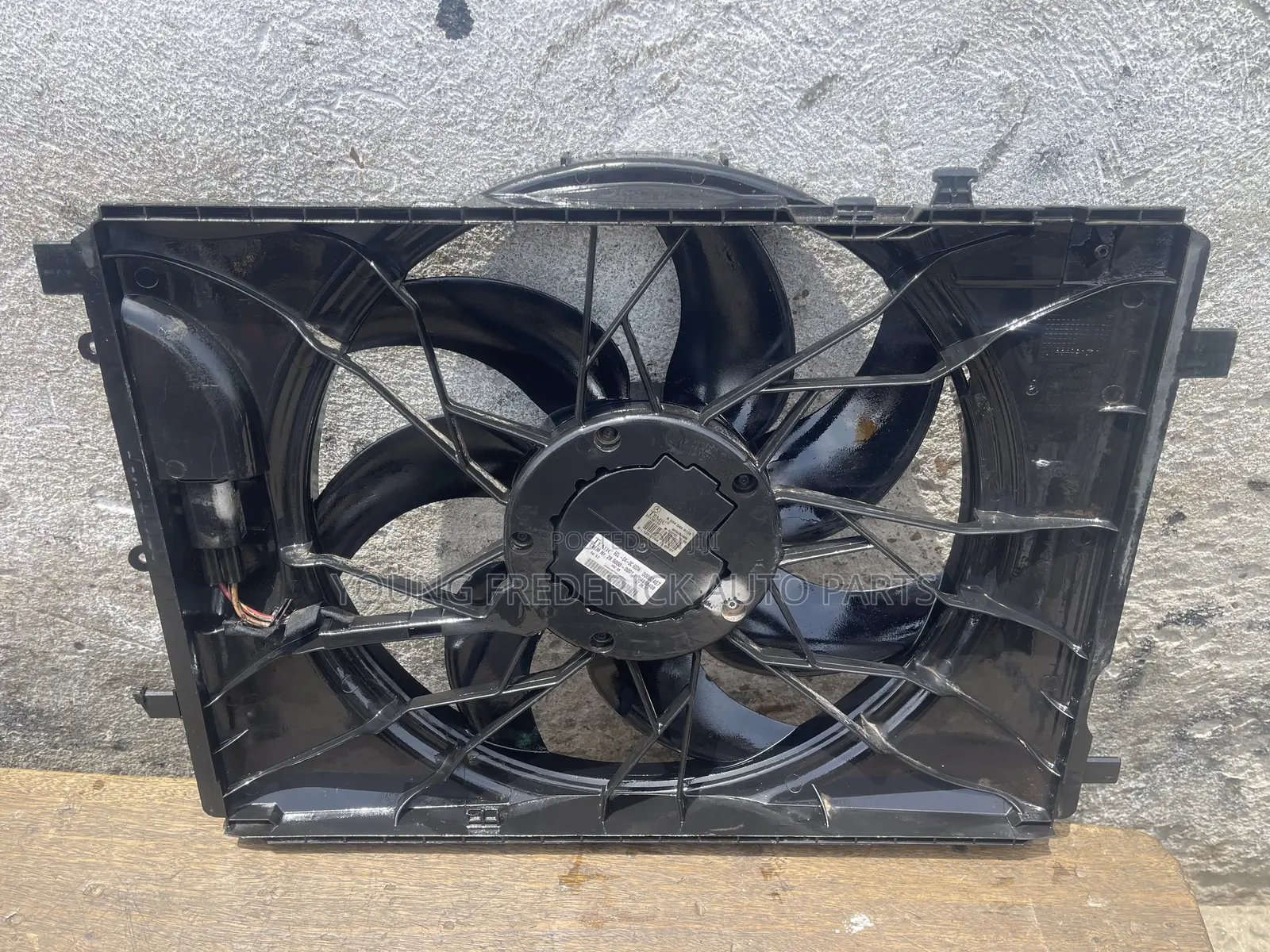 Mercedes Benz W204 W212 C E GLK SLK Radiator Fan