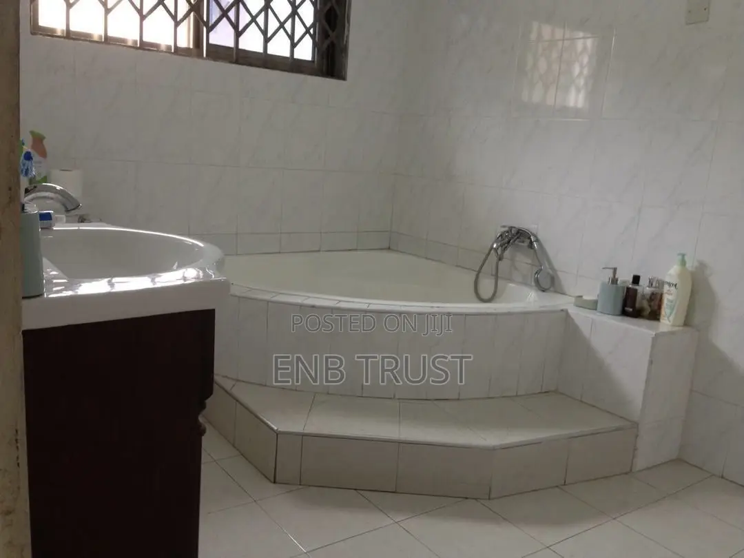 5bdrm House in Achimota, The Mall for sale