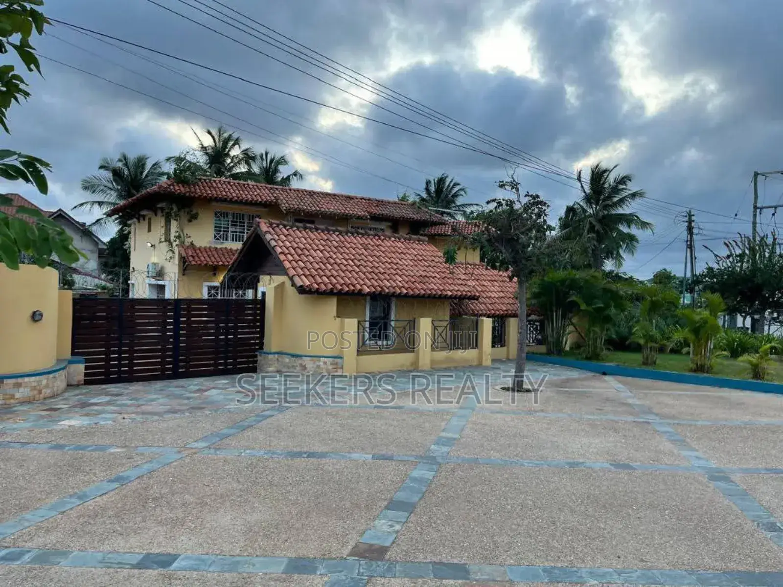 10bdrm Mansion in Seekers Realty, Labone for sale
