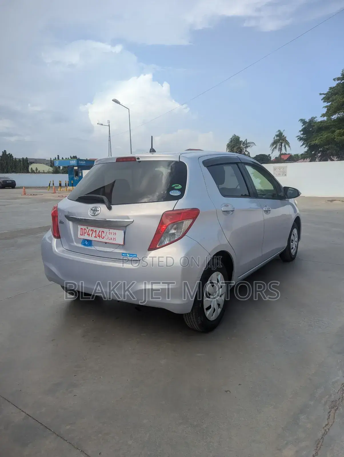 Toyota Vitz 1.3 AWD 5dr 2012 Beige