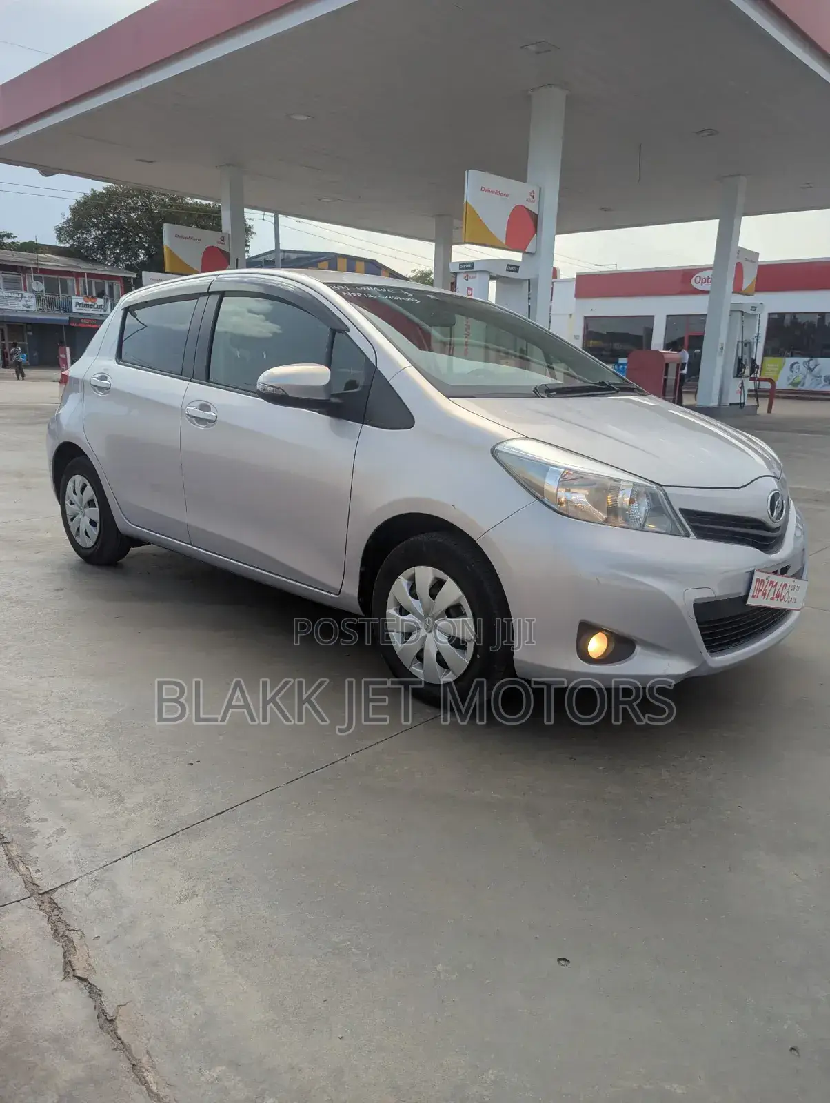 Toyota Vitz 1.3 AWD 5dr 2012 Beige