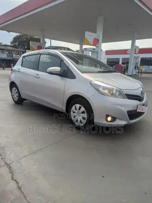 Toyota Vitz 1.3 AWD 5dr 2012 Beige