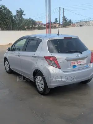 Toyota Vitz 1.3 AWD 5dr 2012 Beige