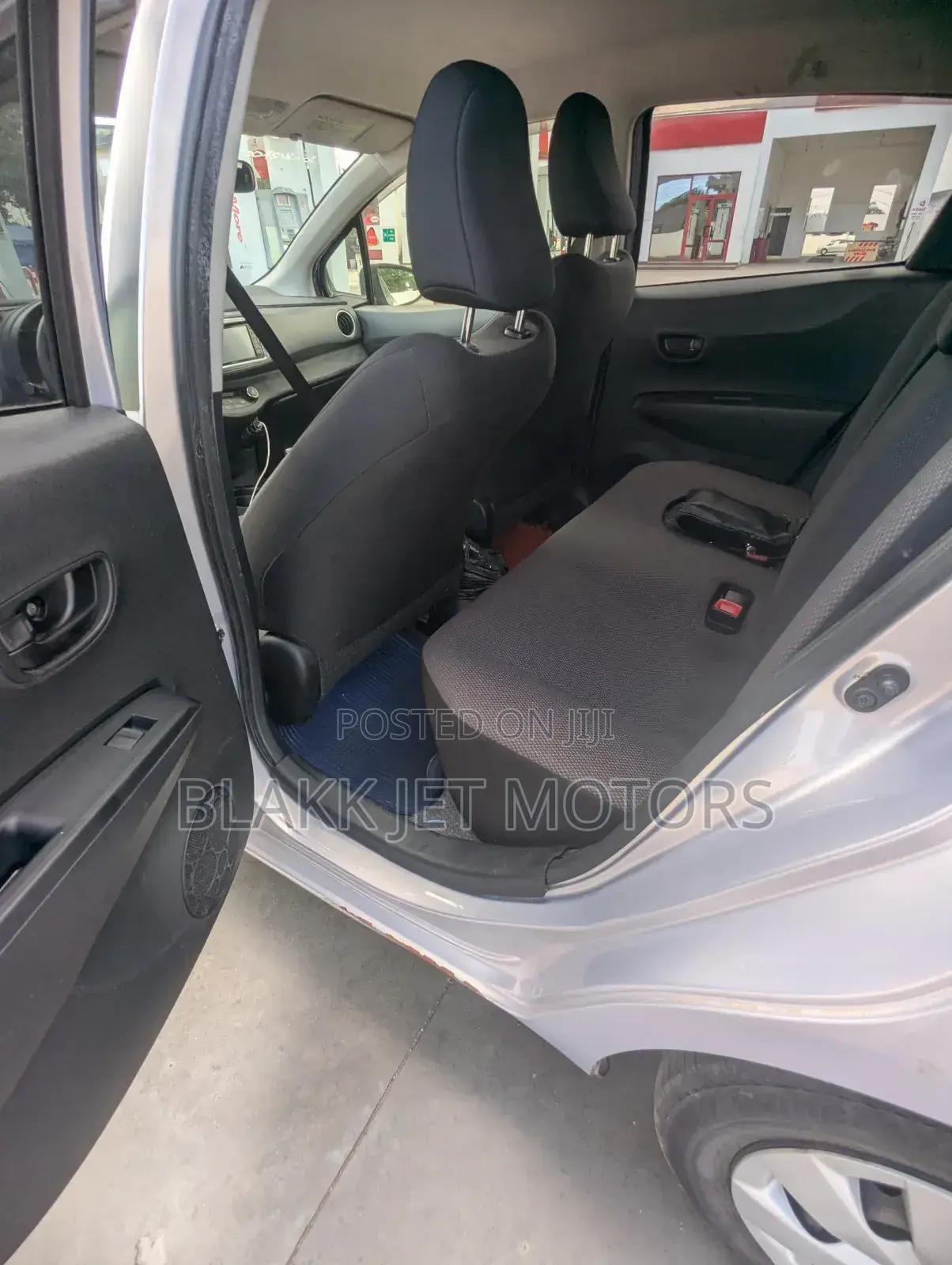 Toyota Vitz 1.3 AWD 5dr 2012 Beige