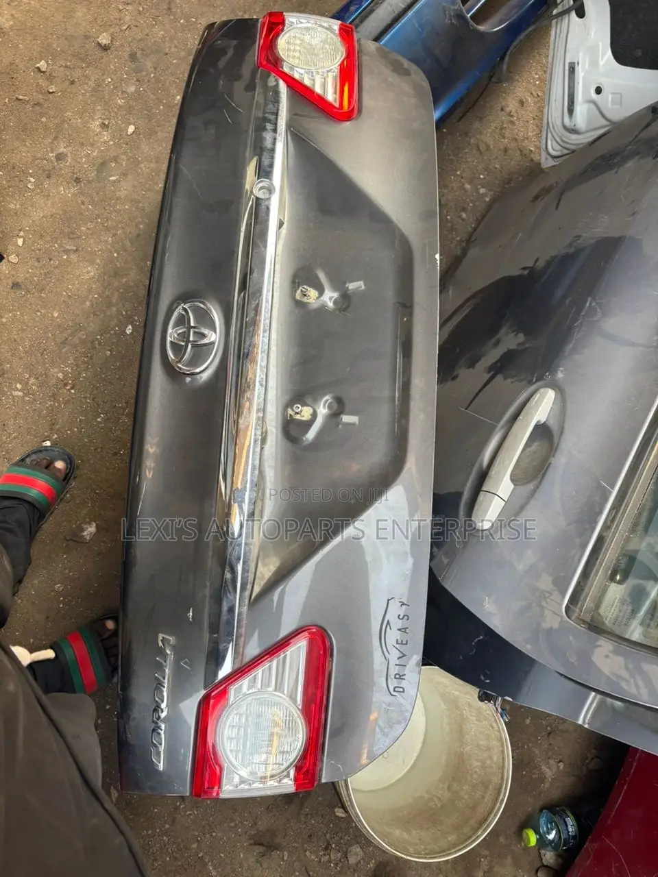 Toyota Corolla 2012-2013 Booth / Trunk