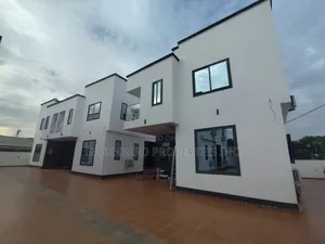 3bdrm Townhouse/Terrace in School Junction, Ashaley Botwe for sale