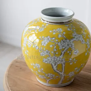 Vase (Yellow and White Curved Plum Blossom
)