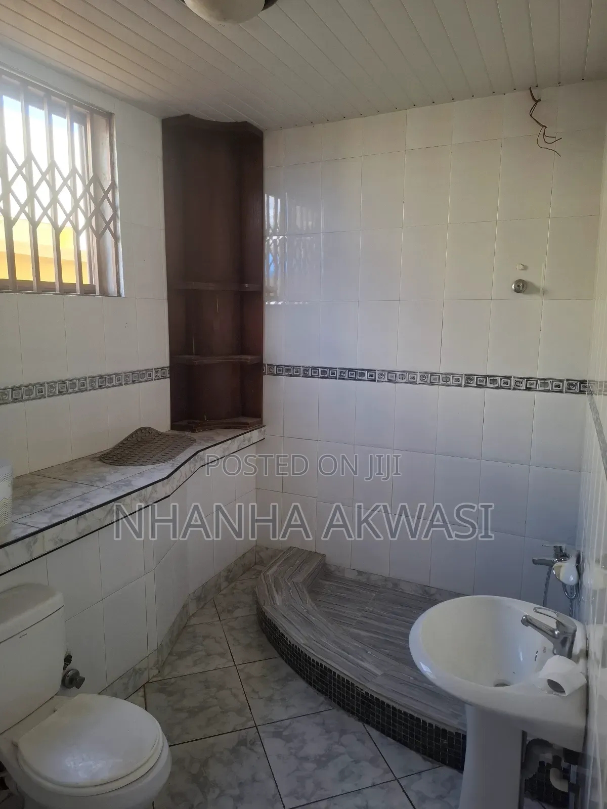 4bdrm Apartment in Community 20, Tema Metropolitan for rent