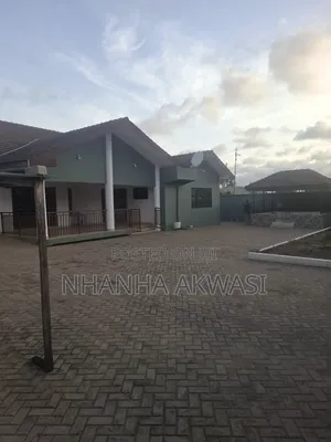 5bdrm House in Ccommunity 12, Tema Metropolitan for rent