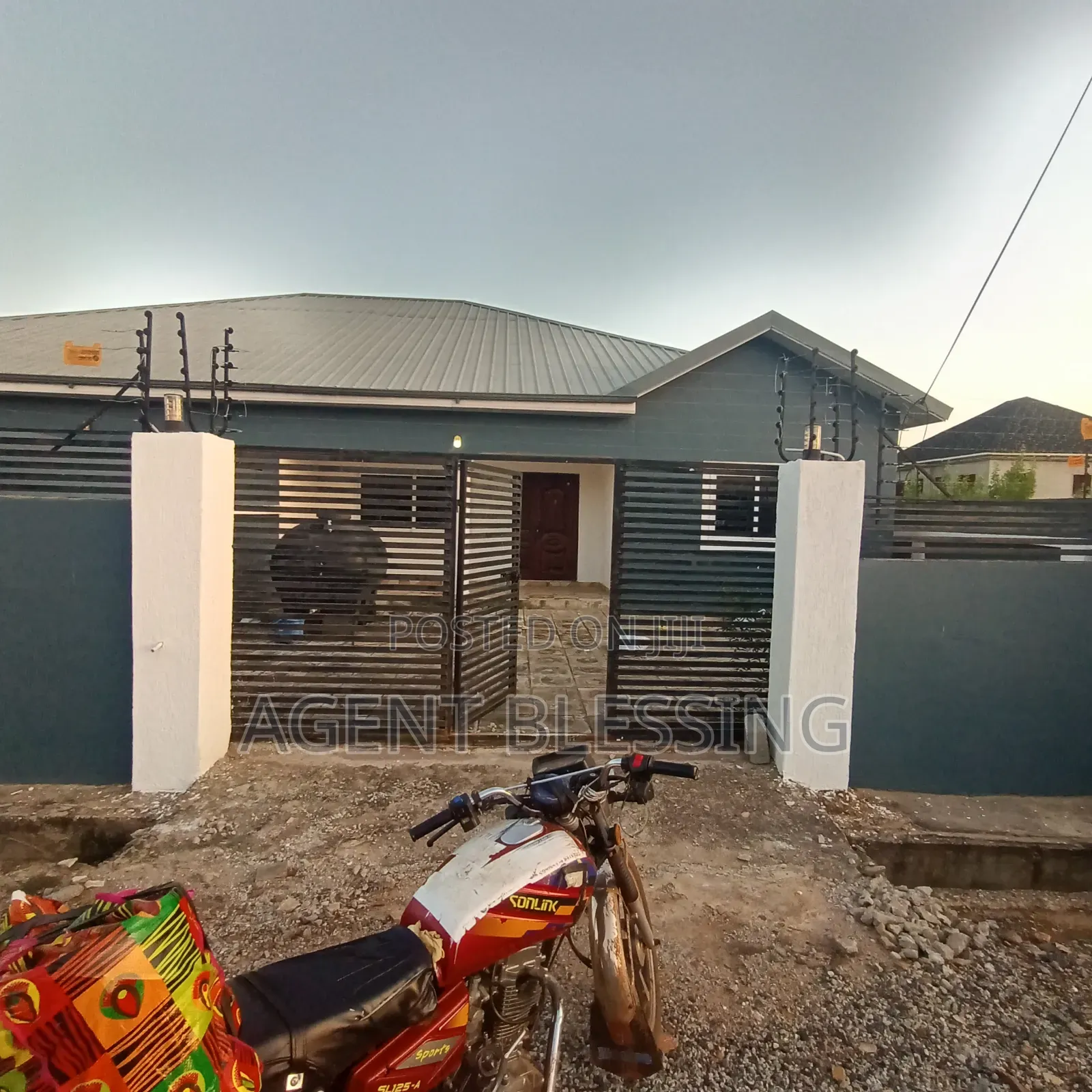 3bdrm House in Community 25, Tema Metropolitan for rent