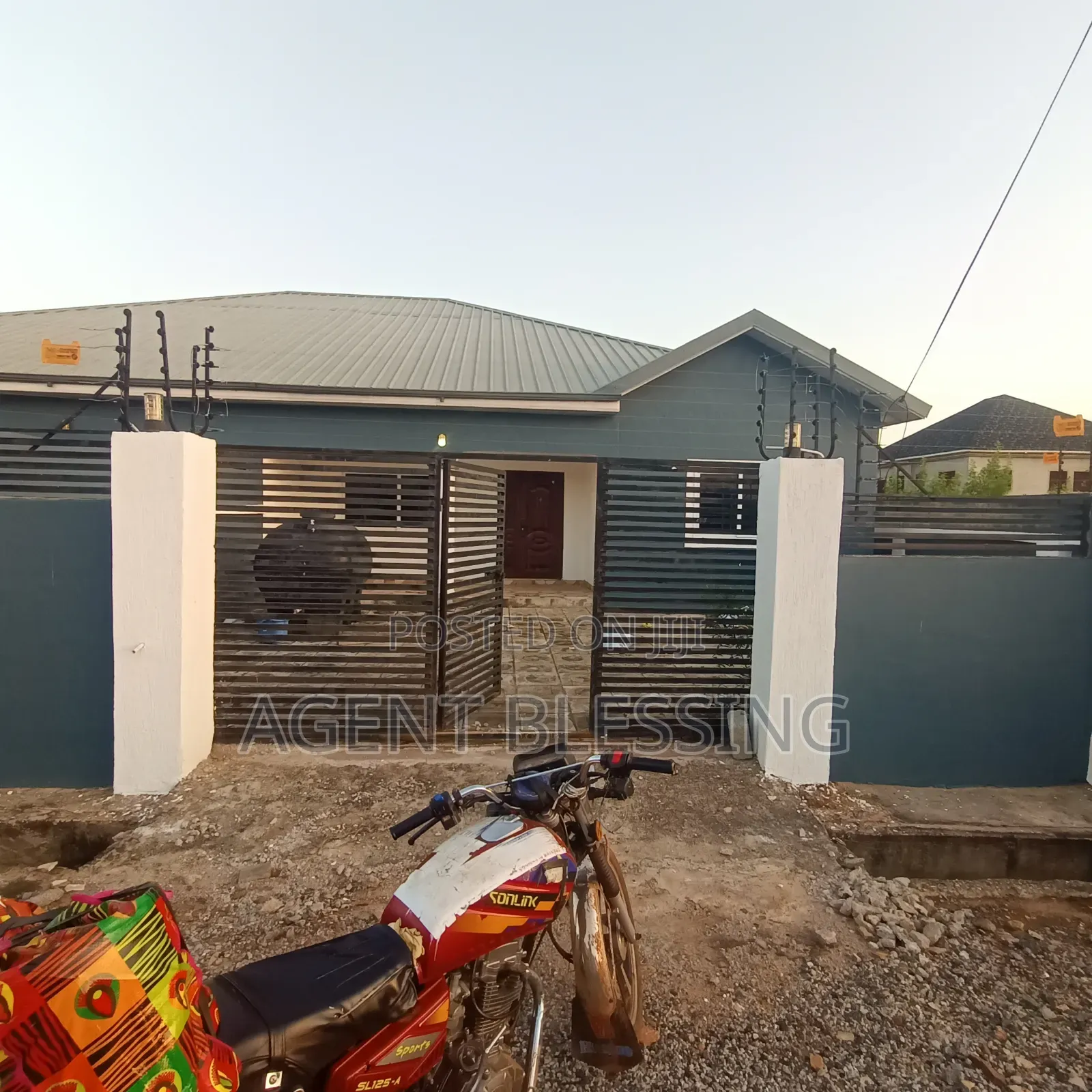 3bdrm House in Community 25, Tema Metropolitan for rent