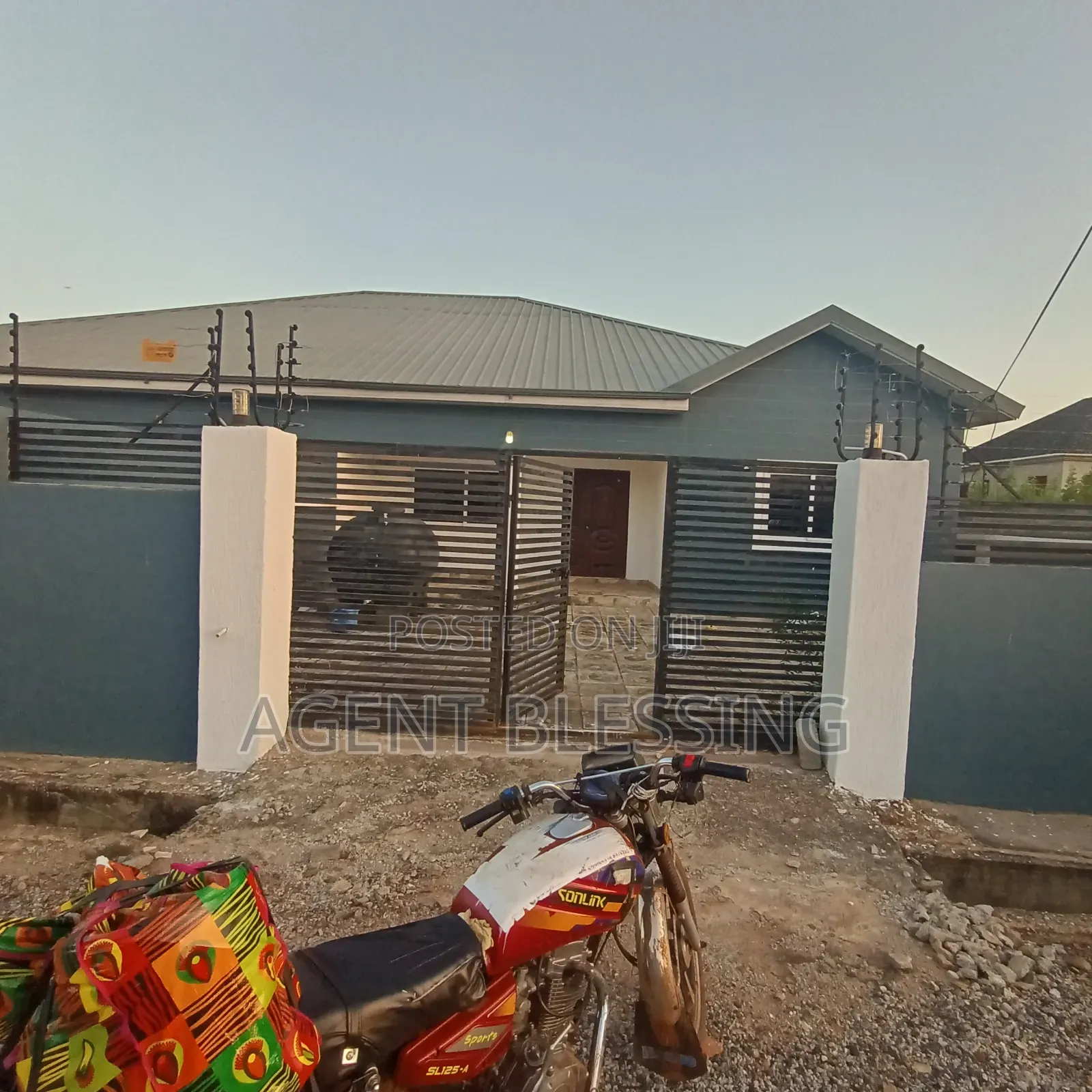 3bdrm House in Community 25, Tema Metropolitan for rent